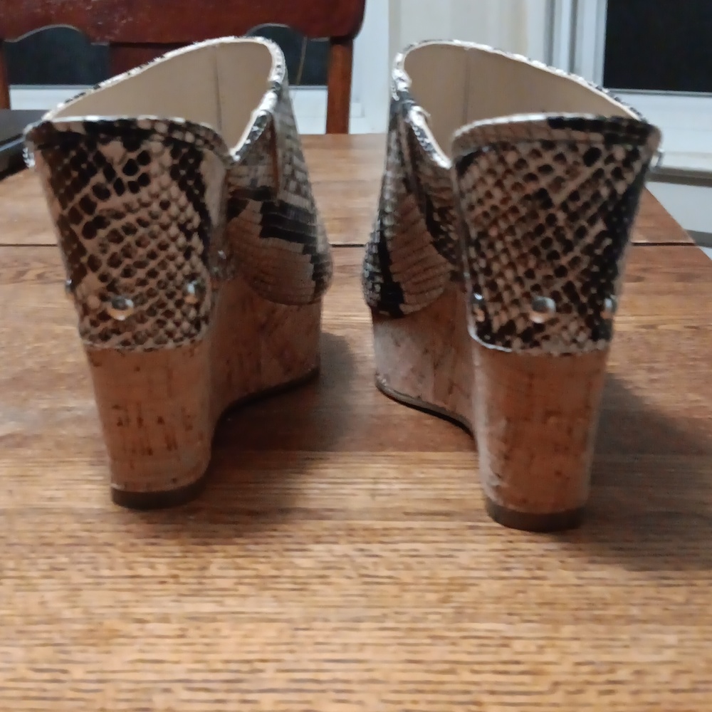 Size 8.5 MARC FISHER FAUX SNAKE SKIN CORKSCREW WEDGES - Picture 6 of 8